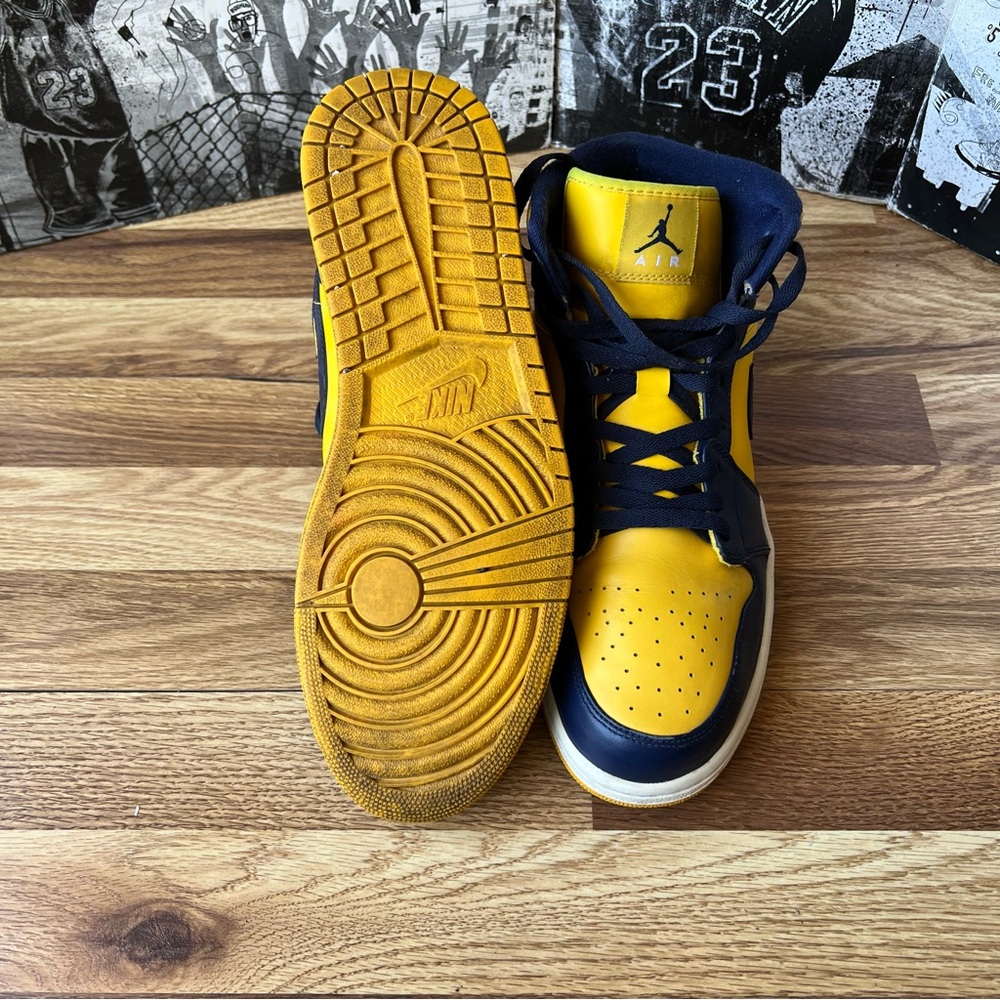 2012 AirJordan 1 Mid Michigan sneakers 554724-707 - Picture 13 of 13